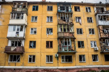 Sloviansk 'ın yerleşim alanındaki bir binaya bir S300 füzesi isabet etmiş. Hasar hatırı sayılır düzeyde ve birçok kurban hala enkaz altında. Siviller öncelikli hedeflerdir..