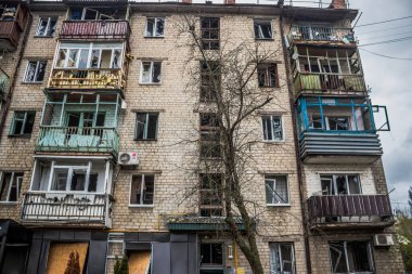 Sloviansk 'ın yerleşim alanındaki bir binaya bir S300 füzesi isabet etmiş. Hasar hatırı sayılır düzeyde ve birçok kurban hala enkaz altında. Siviller öncelikli hedeflerdir..