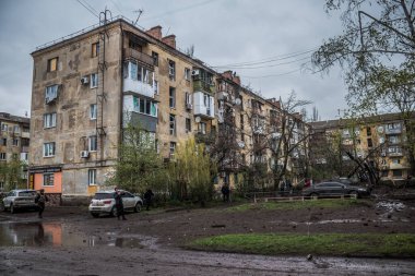 Sloviansk 'ın yerleşim alanındaki bir binaya bir S300 füzesi isabet etmiş. Hasar hatırı sayılır düzeyde ve birçok kurban hala enkaz altında. Siviller öncelikli hedeflerdir..