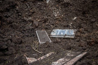Sloviansk 'ın yerleşim alanındaki bir binaya bir S300 füzesi isabet etmiş. Hasar hatırı sayılır düzeyde ve birçok kurban hala enkaz altında. Siviller öncelikli hedeflerdir..