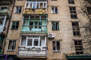 Sloviansk 'ın yerleşim alanındaki bir binaya bir S300 füzesi isabet etmiş. Hasar hatırı sayılır düzeyde ve birçok kurban hala enkaz altında. Siviller öncelikli hedeflerdir..