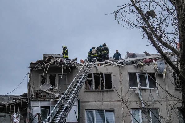 İtfaiyeciler Sloviansk 'ın yerleşim bölgesindeki bir binaya müdahale ettiler ve bir S300 füzesi tarafından sert bir şekilde vuruldu. Hasar hatırı sayılır düzeyde ve birçok kurban hala enkaz altında. Siviller öncelikli hedeflerdir..