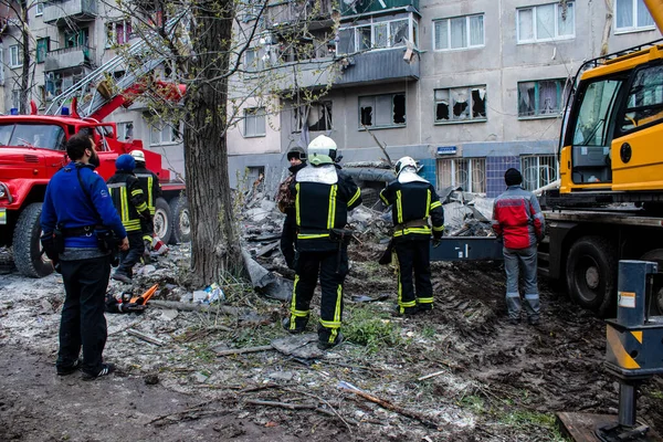 İtfaiyeciler Sloviansk 'ın yerleşim bölgesindeki bir binaya müdahale ettiler ve bir S300 füzesi tarafından sert bir şekilde vuruldu. Hasar hatırı sayılır düzeyde ve birçok kurban hala enkaz altında. Siviller öncelikli hedeflerdir..