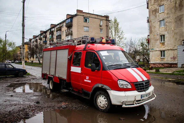 stock image Firefighters intervene on a building in a residential area of Sloviansk was hit hard by an S300 missile. The damage is considerable and many victims are still under the rubble. Civilians are prime targets.