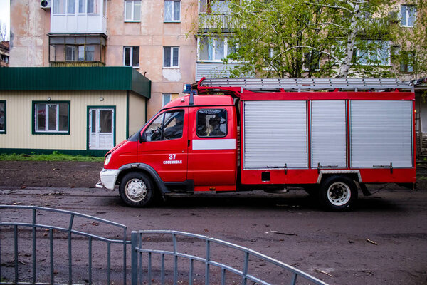 Firefighters intervene on a building in a residential area of Sloviansk was hit hard by an S300 missile. The damage is considerable and many victims are still under the rubble. Civilians are prime targets.