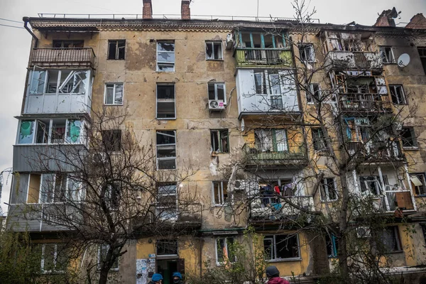 Een Gebouw Een Woonwijk Van Sloviansk Werd Frontaal Geraakt Door — Stockfoto