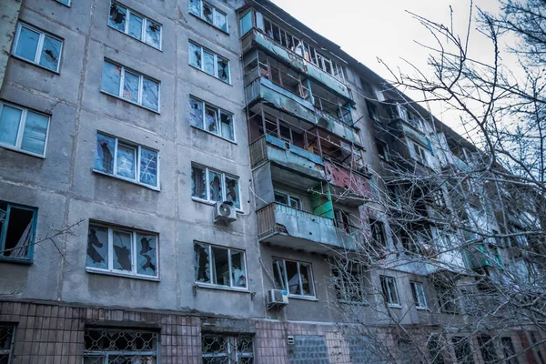 Edificio Una Zona Residencial Sloviansk Fue Golpeado Frente Por Misil —  Fotos de Stock