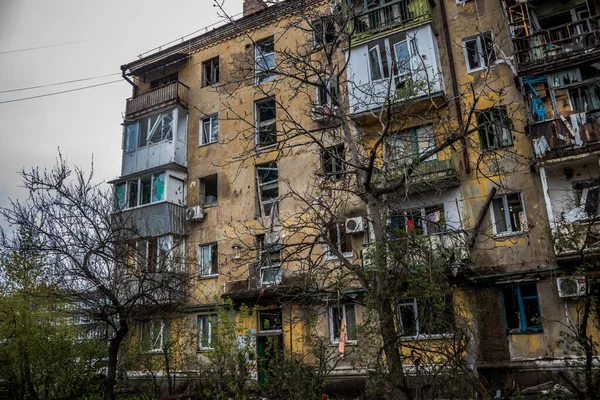 Sloviansk住宅区的一座建筑被一枚S300型导弹迎面击中 损坏相当大 许多受害者仍在瓦砾下 平民是主要目标 — 图库照片