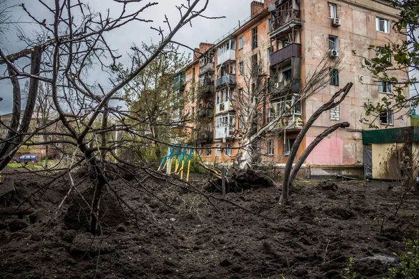 Een Gebouw Een Woonwijk Van Sloviansk Werd Frontaal Geraakt Door — Stockfoto