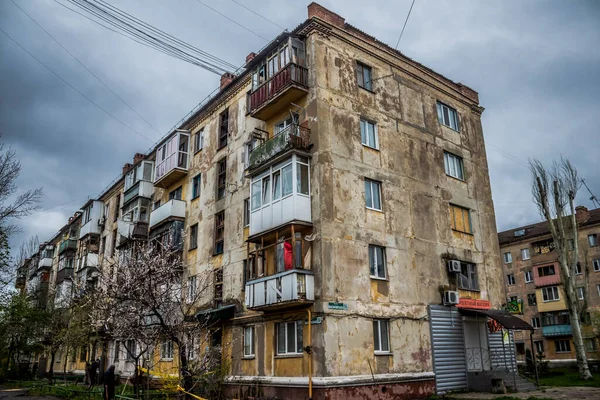 スロヴィアンスクの住宅地にある建物はS300ミサイルによって正面から攻撃された 被害は甚大であり 多くの犠牲者がまだ瓦礫の下にあります 民間人は第一の標的だ — ストック写真