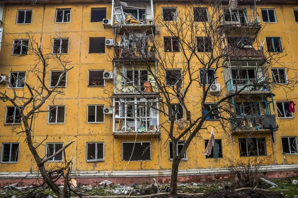 Sloviansk住宅区的一座建筑被一枚S300型导弹迎面击中 损坏相当大 许多受害者仍在瓦砾下 平民是主要目标 — 图库照片
