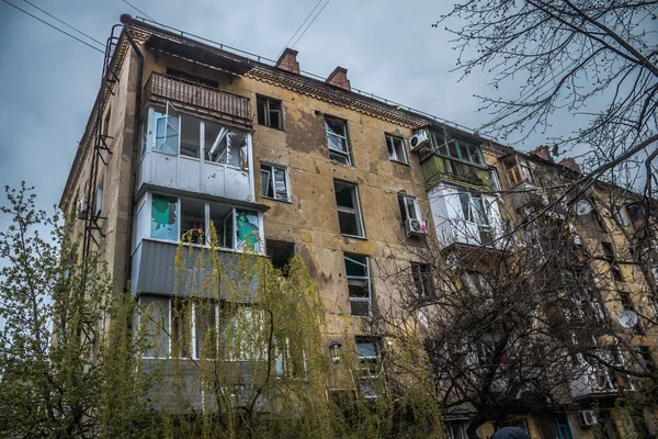 Edificio Una Zona Residencial Sloviansk Fue Golpeado Frente Por Misil —  Fotos de Stock