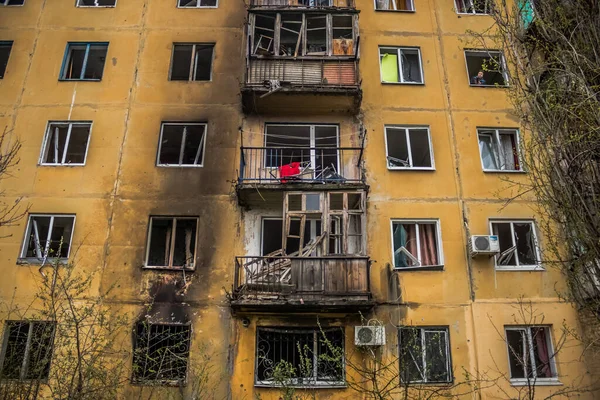 Sloviansk 'ın yerleşim alanındaki bir binaya bir S300 füzesi isabet etmiş. Hasar hatırı sayılır düzeyde ve birçok kurban hala enkaz altında. Siviller öncelikli hedeflerdir..