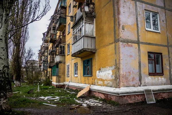 スロヴィアンスクの住宅地にある建物はS300ミサイルによって正面から攻撃された 被害は甚大であり 多くの犠牲者がまだ瓦礫の下にあります 民間人は第一の標的だ — ストック写真