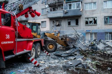 İtfaiyeciler Sloviansk 'ın yerleşim bölgesindeki bir binaya müdahale ettiler ve bir S300 füzesi tarafından sert bir şekilde vuruldu. Hasar hatırı sayılır düzeyde ve birçok kurban hala enkaz altında. Siviller öncelikli hedeflerdir..