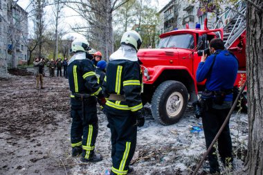 İtfaiyeciler Sloviansk 'ın yerleşim bölgesindeki bir binaya müdahale ettiler ve bir S300 füzesi tarafından sert bir şekilde vuruldu. Hasar hatırı sayılır düzeyde ve birçok kurban hala enkaz altında. Siviller öncelikli hedeflerdir..