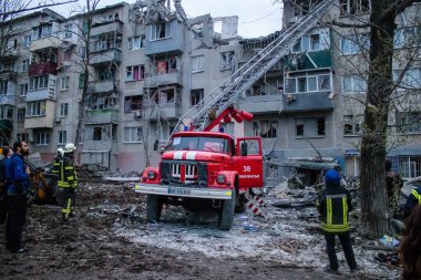 İtfaiyeciler Sloviansk 'ın yerleşim bölgesindeki bir binaya müdahale ettiler ve bir S300 füzesi tarafından sert bir şekilde vuruldu. Hasar hatırı sayılır düzeyde ve birçok kurban hala enkaz altında. Siviller öncelikli hedeflerdir..