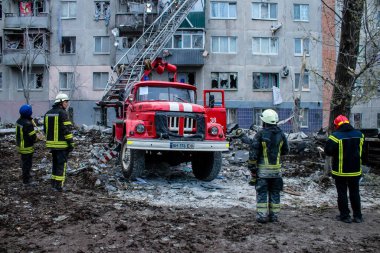 İtfaiyeciler Sloviansk 'ın yerleşim bölgesindeki bir binaya müdahale ettiler ve bir S300 füzesi tarafından sert bir şekilde vuruldu. Hasar hatırı sayılır düzeyde ve birçok kurban hala enkaz altında. Siviller öncelikli hedeflerdir..