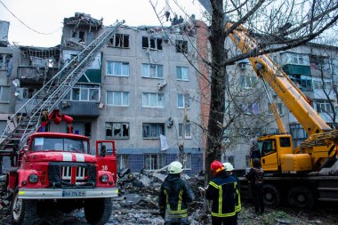 İtfaiyeciler Sloviansk 'ın yerleşim bölgesindeki bir binaya müdahale ettiler ve bir S300 füzesi tarafından sert bir şekilde vuruldu. Hasar hatırı sayılır düzeyde ve birçok kurban hala enkaz altında. Siviller öncelikli hedeflerdir..