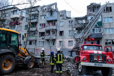 İtfaiyeciler Sloviansk 'ın yerleşim bölgesindeki bir binaya müdahale ettiler ve bir S300 füzesi tarafından sert bir şekilde vuruldu. Hasar hatırı sayılır düzeyde ve birçok kurban hala enkaz altında. Siviller öncelikli hedeflerdir..