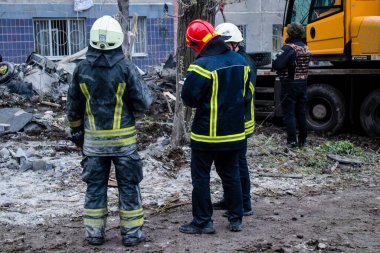 İtfaiyeciler Sloviansk 'ın yerleşim bölgesindeki bir binaya müdahale ettiler ve bir S300 füzesi tarafından sert bir şekilde vuruldu. Hasar hatırı sayılır düzeyde ve birçok kurban hala enkaz altında. Siviller öncelikli hedeflerdir..
