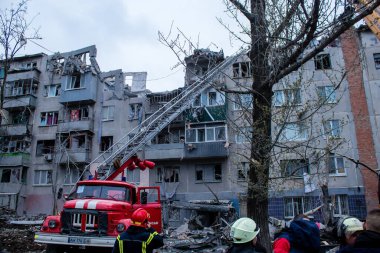 İtfaiyeciler Sloviansk 'ın yerleşim bölgesindeki bir binaya müdahale ettiler ve bir S300 füzesi tarafından sert bir şekilde vuruldu. Hasar hatırı sayılır düzeyde ve birçok kurban hala enkaz altında. Siviller öncelikli hedeflerdir..