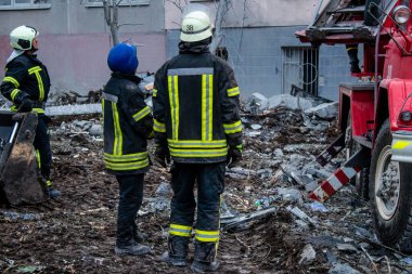 İtfaiyeciler Sloviansk 'ın yerleşim bölgesindeki bir binaya müdahale ettiler ve bir S300 füzesi tarafından sert bir şekilde vuruldu. Hasar hatırı sayılır düzeyde ve birçok kurban hala enkaz altında. Siviller öncelikli hedeflerdir..