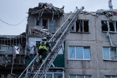 İtfaiyeciler Sloviansk 'ın yerleşim bölgesindeki bir binaya müdahale ettiler ve bir S300 füzesi tarafından sert bir şekilde vuruldu. Hasar hatırı sayılır düzeyde ve birçok kurban hala enkaz altında. Siviller öncelikli hedeflerdir..