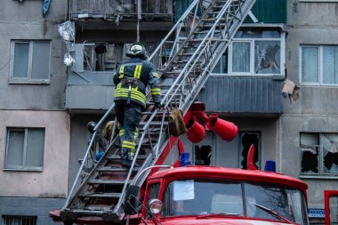 İtfaiyeciler Sloviansk 'ın yerleşim bölgesindeki bir binaya müdahale ettiler ve bir S300 füzesi tarafından sert bir şekilde vuruldu. Hasar hatırı sayılır düzeyde ve birçok kurban hala enkaz altında. Siviller öncelikli hedeflerdir..