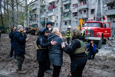 Bir kadın ağlıyor çünkü ailesinin yaşadığı daireye bir S300 Rus füzesi isabet etti. Hasar hatırı sayılır düzeyde ve birçok kurban hala enkaz altında. Siviller öncelikli hedeflerdir..