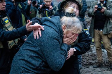 Bir kadın ağlıyor çünkü ailesinin yaşadığı daireye bir S300 Rus füzesi isabet etti. Hasar hatırı sayılır düzeyde ve birçok kurban hala enkaz altında. Siviller öncelikli hedeflerdir..