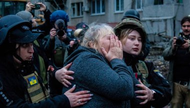 Bir kadın ağlıyor çünkü ailesinin yaşadığı daireye bir S300 Rus füzesi isabet etti. Hasar hatırı sayılır düzeyde ve birçok kurban hala enkaz altında. Siviller öncelikli hedeflerdir..
