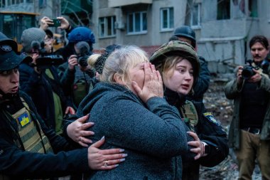 Bir kadın ağlıyor çünkü ailesinin yaşadığı daireye bir S300 Rus füzesi isabet etti. Hasar hatırı sayılır düzeyde ve birçok kurban hala enkaz altında. Siviller öncelikli hedeflerdir..