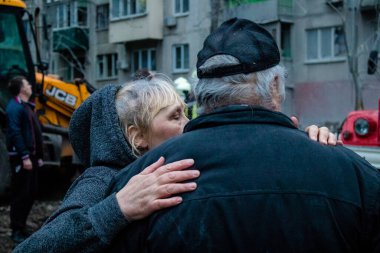 Bir kadın ağlıyor çünkü ailesinin yaşadığı daireye bir S300 Rus füzesi isabet etti. Hasar hatırı sayılır düzeyde ve birçok kurban hala enkaz altında. Siviller öncelikli hedeflerdir..