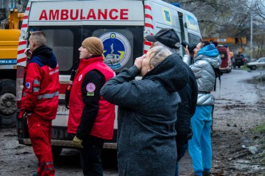 Bir kadın ağlıyor çünkü ailesinin yaşadığı daireye bir S300 Rus füzesi isabet etti. Hasar hatırı sayılır düzeyde ve birçok kurban hala enkaz altında. Siviller öncelikli hedeflerdir..