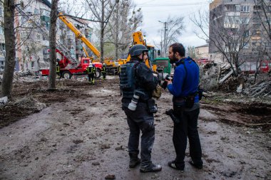 Basın gazetecileri Sloviansk 'taki bir binaya düzenlenen saldırı mahallinde hazır bulunuyorlar. Bina bir S300 füzesiyle kafa kafaya çarpışmış. Hasar hatırı sayılır düzeyde ve birçok kurban hala enkaz altında..