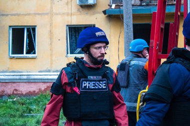 Basın gazetecileri Sloviansk 'taki bir binaya düzenlenen saldırı mahallinde hazır bulunuyorlar. Bina bir S300 füzesiyle kafa kafaya çarpışmış. Hasar hatırı sayılır düzeyde ve birçok kurban hala enkaz altında..