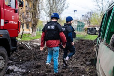 Basın gazetecileri Sloviansk 'taki bir binaya düzenlenen saldırı mahallinde hazır bulunuyorlar. Bina bir S300 füzesiyle kafa kafaya çarpışmış. Hasar hatırı sayılır düzeyde ve birçok kurban hala enkaz altında..