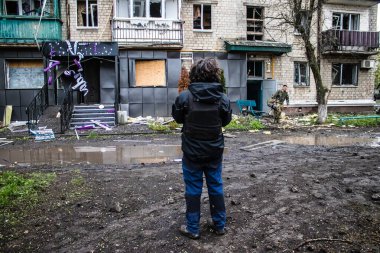 Basın gazetecileri Sloviansk 'taki bir binaya düzenlenen saldırı mahallinde hazır bulunuyorlar. Bina bir S300 füzesiyle kafa kafaya çarpışmış. Hasar hatırı sayılır düzeyde ve birçok kurban hala enkaz altında..