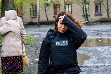 Basın muhabiri Ashley Chan Sloviansk 'taki bir binaya yapılan saldırı mahallinde hazır bulunuyor. Bina bir S300 füzesiyle kafa kafaya çarpışmış. Hasar hatırı sayılır düzeyde ve birçok kurban hala enkaz altında..