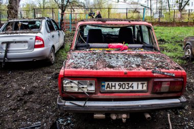 Patlamanın yakınında parçalanmış bir araba. Sloviansk şehrine yapılan bir füze saldırısı sonrası. Hasar hatırı sayılır düzeyde ve birçok kurban hala enkaz altında..