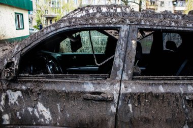 Patlamanın yakınında parçalanmış bir araba. Sloviansk şehrine yapılan bir füze saldırısı sonrası. Hasar hatırı sayılır düzeyde ve birçok kurban hala enkaz altında..