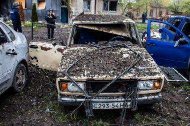 Patlamanın yakınında parçalanmış bir araba. Sloviansk şehrine yapılan bir füze saldırısı sonrası. Hasar hatırı sayılır düzeyde ve birçok kurban hala enkaz altında..