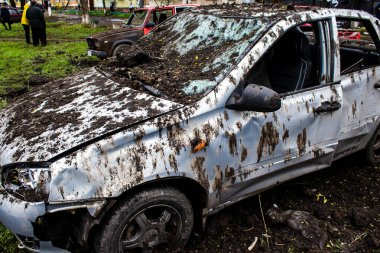 Patlamanın yakınında parçalanmış bir araba. Sloviansk şehrine yapılan bir füze saldırısı sonrası. Hasar hatırı sayılır düzeyde ve birçok kurban hala enkaz altında..