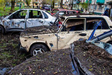 Patlamanın yakınında parçalanmış bir araba. Sloviansk şehrine yapılan bir füze saldırısı sonrası. Hasar hatırı sayılır düzeyde ve birçok kurban hala enkaz altında..