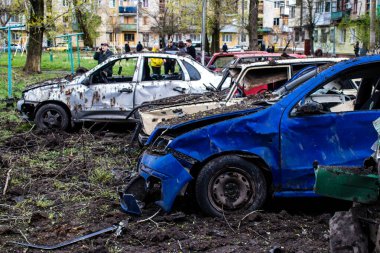 Patlamanın yakınında parçalanmış bir araba. Sloviansk şehrine yapılan bir füze saldırısı sonrası. Hasar hatırı sayılır düzeyde ve birçok kurban hala enkaz altında..