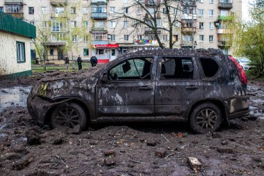 Patlamanın yakınında parçalanmış bir araba. Sloviansk şehrine yapılan bir füze saldırısı sonrası. Hasar hatırı sayılır düzeyde ve birçok kurban hala enkaz altında..