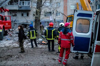 Kurtarma ekipleri Sloviansk 'ın yerleşim bölgesindeki bir binaya müdahale etti ve bir S300 füzesi tarafından kafa kafaya vuruldu. Hasar hatırı sayılır düzeyde ve birçok kurban hala enkaz altında. Siviller öncelikli hedeflerdir..