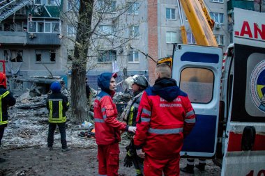 Kurtarma ekipleri Sloviansk 'ın yerleşim bölgesindeki bir binaya müdahale etti ve bir S300 füzesi tarafından kafa kafaya vuruldu. Hasar hatırı sayılır düzeyde ve birçok kurban hala enkaz altında. Siviller öncelikli hedeflerdir..