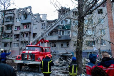 Kurtarma ekipleri Sloviansk 'ın yerleşim bölgesindeki bir binaya müdahale etti ve bir S300 füzesi tarafından kafa kafaya vuruldu. Hasar hatırı sayılır düzeyde ve birçok kurban hala enkaz altında. Siviller öncelikli hedeflerdir..